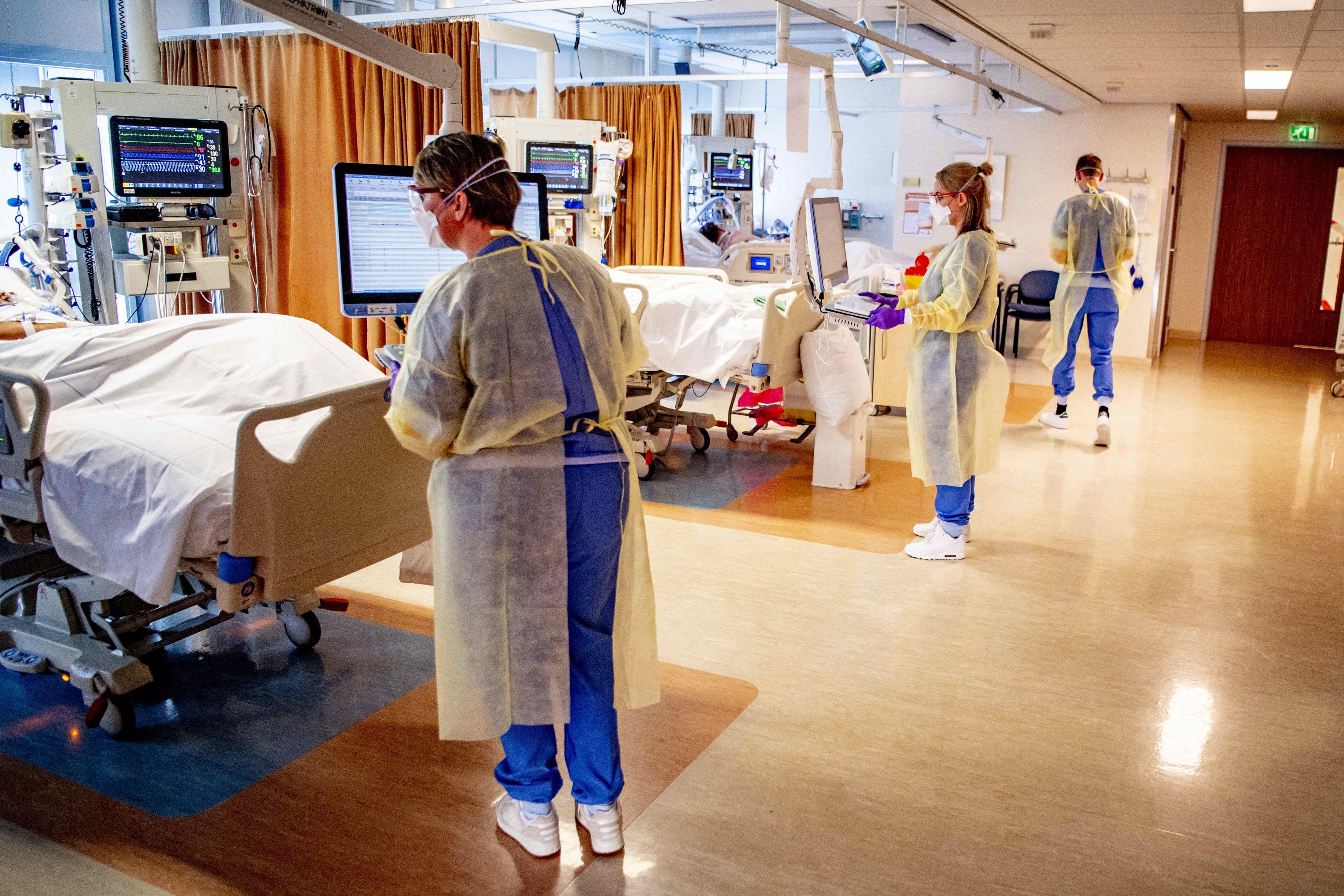 Mai multe asistente îngrijesc pacienții cu coroanvirus în secțiile de terapie intensivă