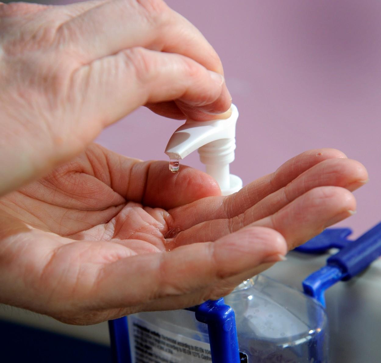 Sute de litri de dezinfectanți pentru mâini și suprafețe au fost retrase din spitale Sute de litri de dezinfectanți pentru mâini și suprafețe au fost retrase din spitale
