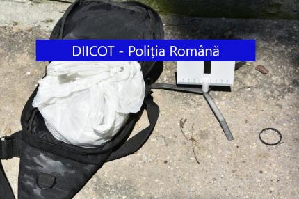 Un traficant din Capitală a aruncat un rucsac plin cu heroină pe geam, care a căzut la picioarele poliţiştilor