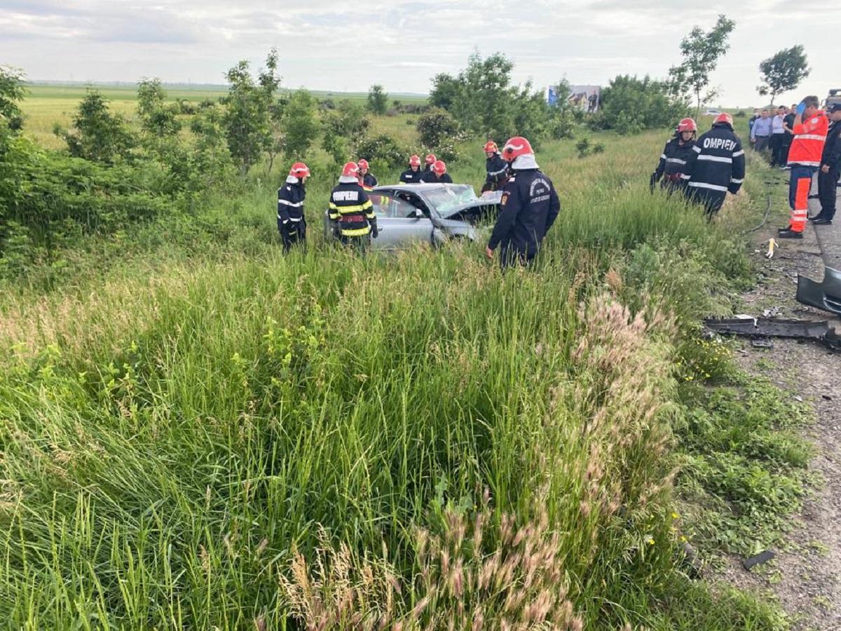 O maşină a fost aruncată pe câmp, după accidentul din Buzău