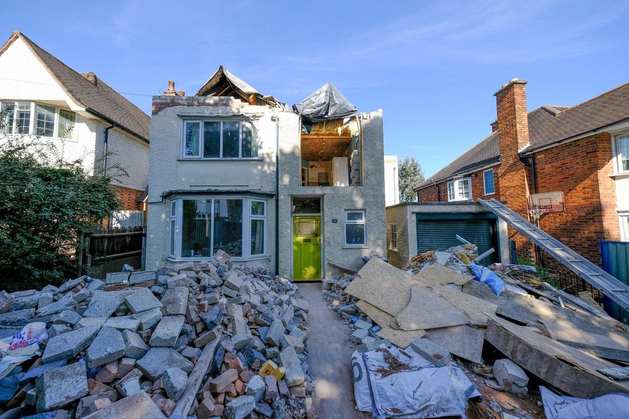 casă distrusă de un constructor, Anglia