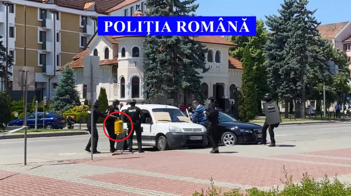 Polițiștii, special antrenați pentru aceaste situații, au reușit să-l imobilizeze și să scoată butelia din mașină tentativă de sinucidere în Bistrița