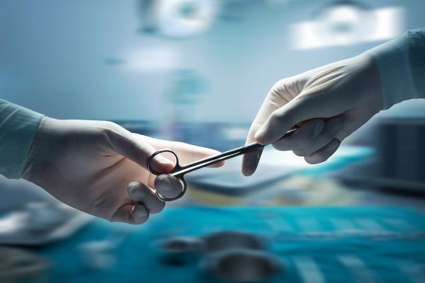 O femeie s-a stins din viaţă, după ce paznicul spitalului s-a dat drept doctor şi a operat-o, în Pakistan
