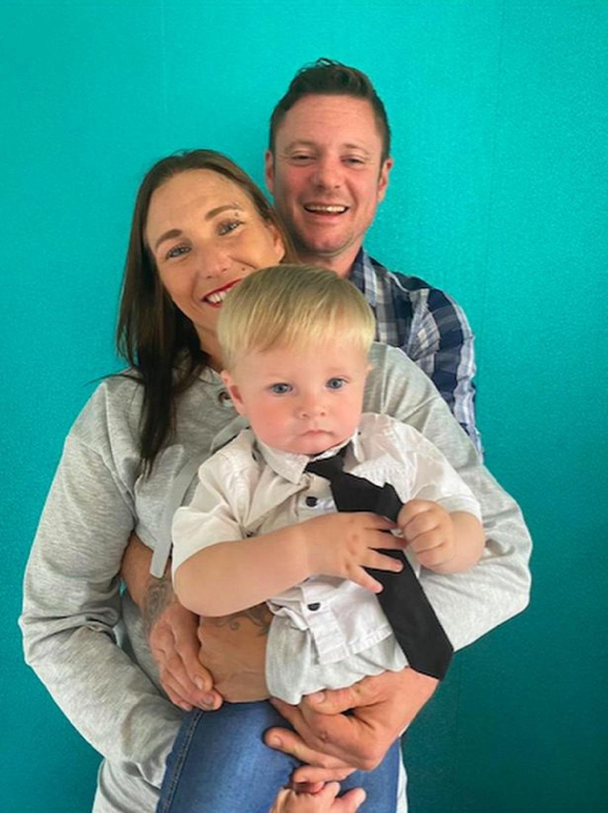 Emma Fox, Kevin Hutchinson şi fiul lor, Riley