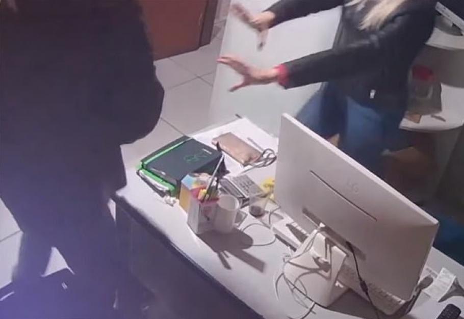 Momentul în care un jurnalist trage trei focuri de armă asupra fostei iubite, în Brazilia. Bărbatul s-a sinucis apoi - VIDEO Momentul în care un jurnalist trage trei focuri de armă asupra fostei iubite, în Brazilia. Bărbatul s-a sinucis apoi - VIDEO