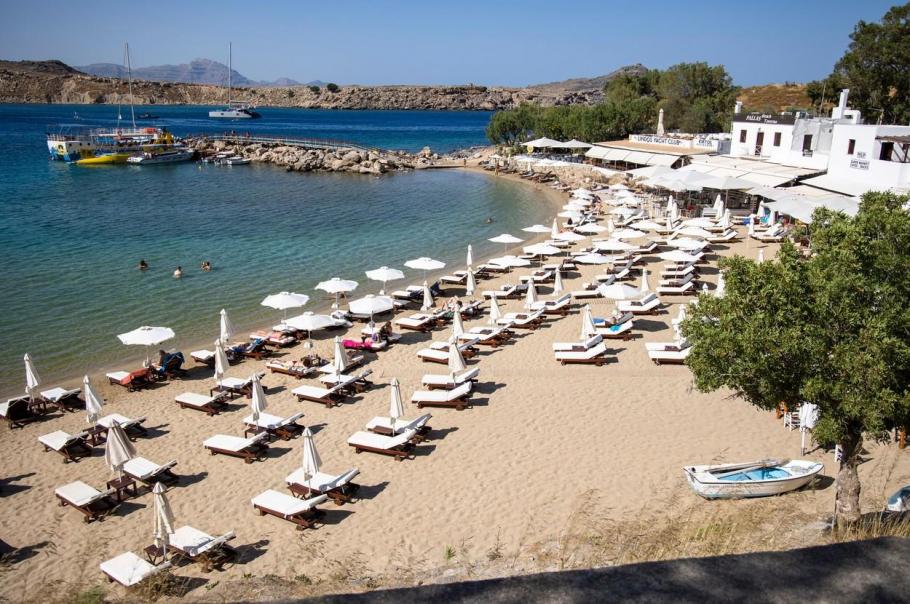 Turiştii români care merg în Grecia vor fi testaţi aleatoriu, în vamă. Oamenii s-au revoltat: "E a doua prostie debitată de MAE în decurs de o săptămână" Turiştii români care merg în Grecia vor fi testaţi aleatoriu, în vamă. Oamenii s-au revoltat: "E a doua prostie debitată de MAE în decurs de o săptămână"