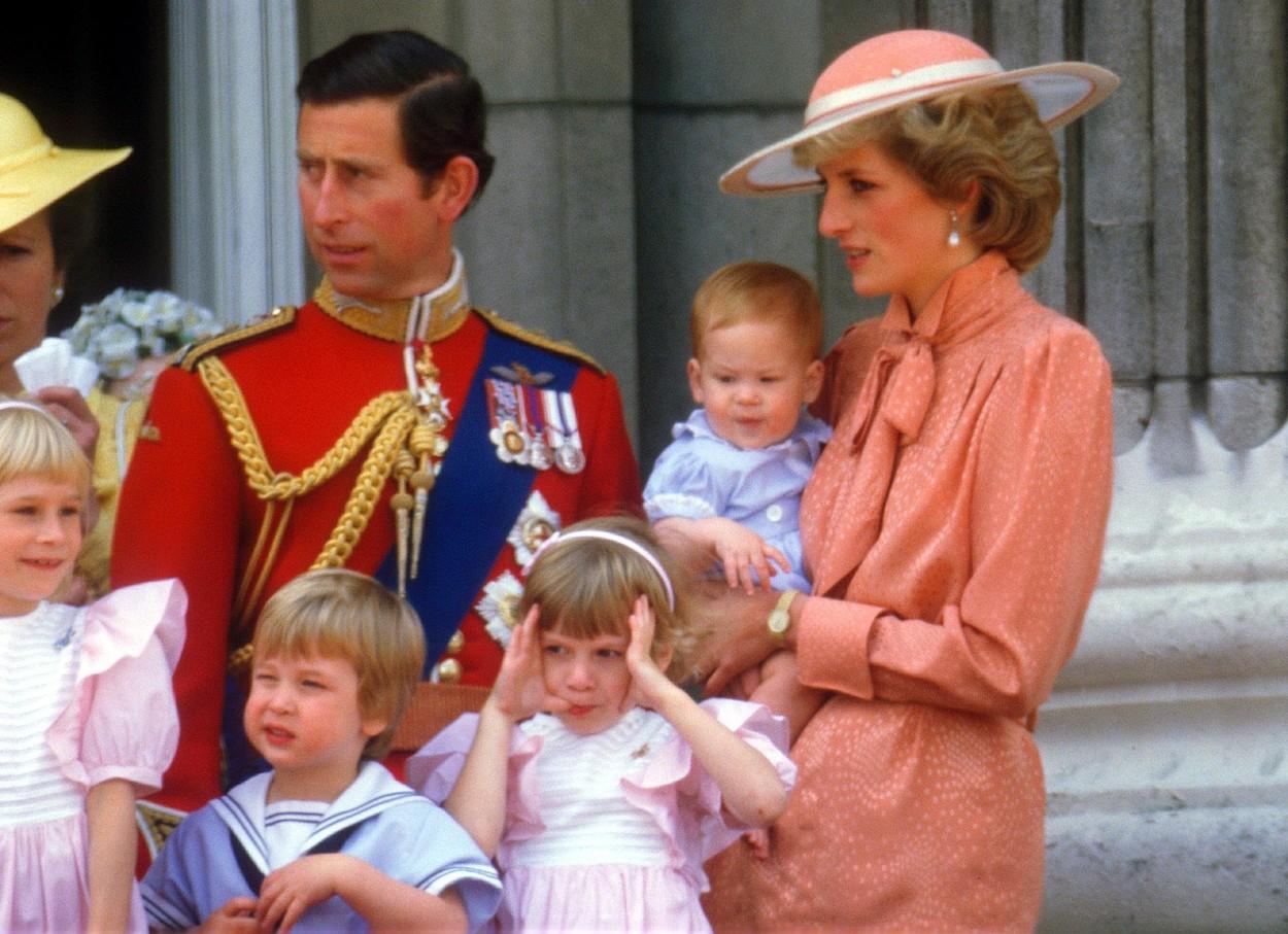Prinţesa Diana, alături de prinţul Charles şi copii