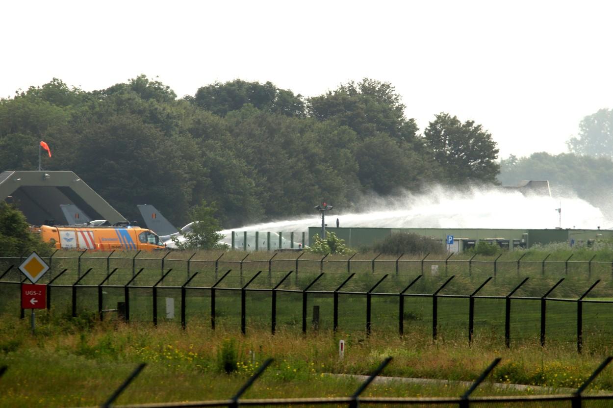 Un avion de vânătoare al armatei belgiene s-a prăbușit peste o clădire în Olanda. Pilotul s-a catapultat