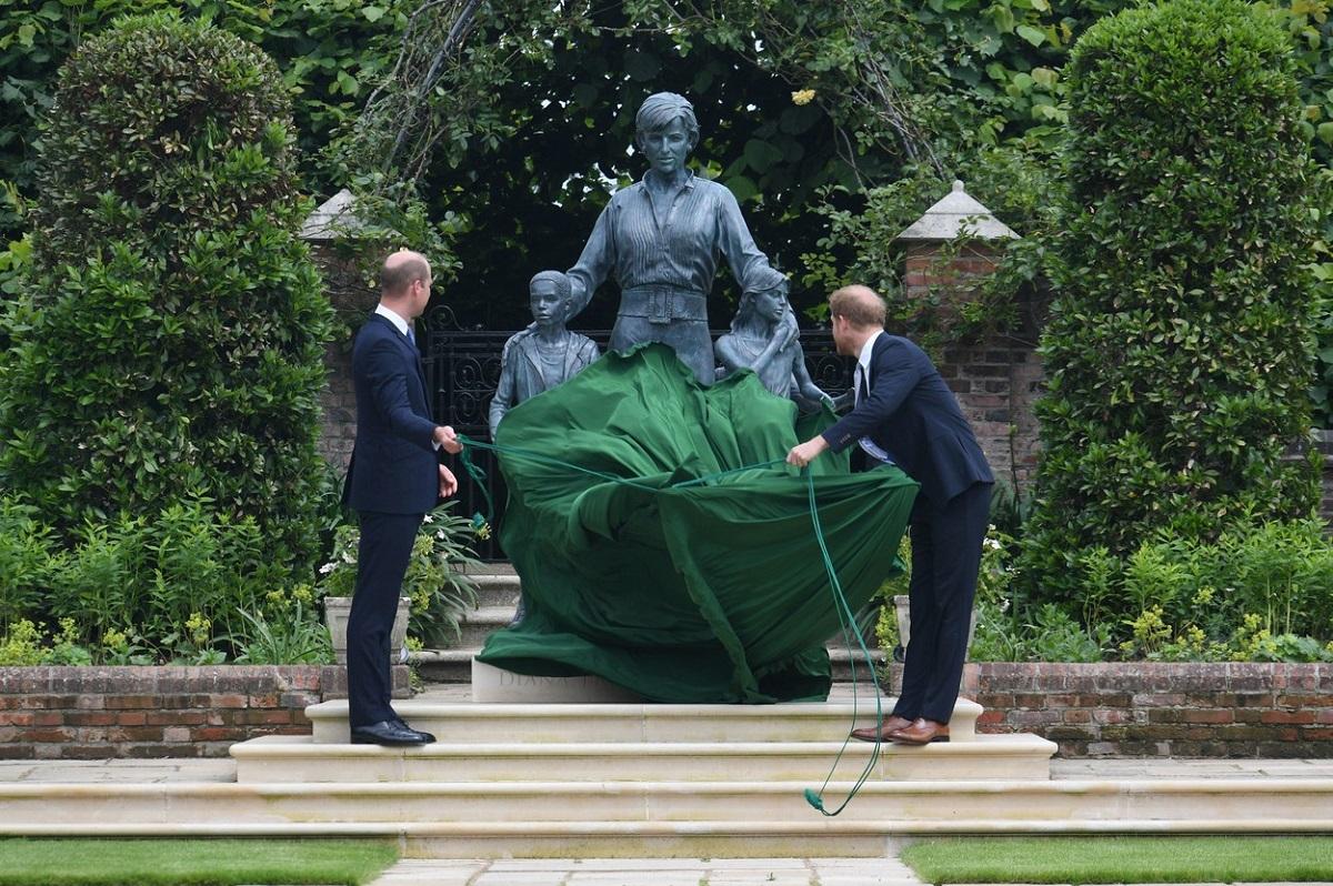 Prinţul Harry şi prinţul William au participat împreună la dezvelirea statuii mamei lor.