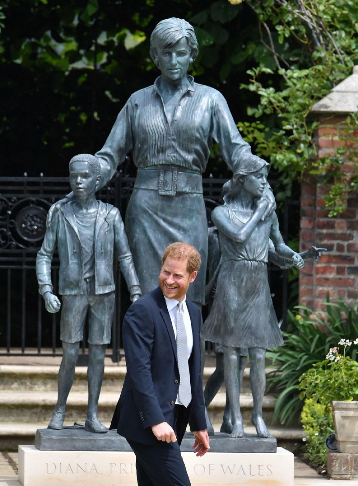 Prinţul Harry şi prinţul William au participat împreună la dezvelirea statuii mamei lor.