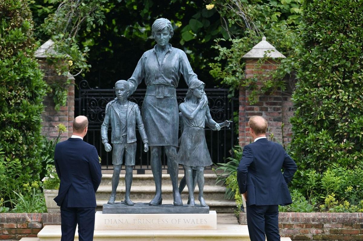 Prinţul Harry şi prinţul William au participat împreună la dezvelirea statuii mamei lor.