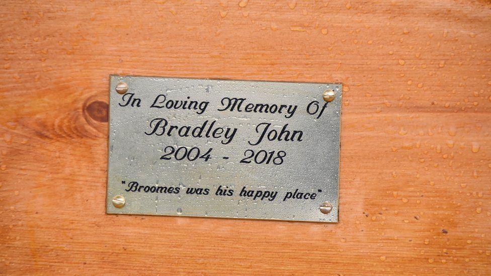 Tragedie greu de explicat, după ce un băiețel umilit de colegi a fost găsit spânzurat în toaleta școlii, în Anglia. Părinții sunt devastați