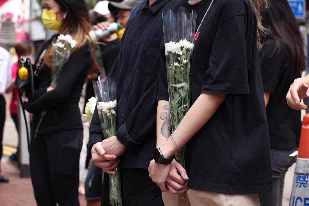 Locuitorii Hong Kong auadus omagii unui bărbat care a înjunghiat un poliţit