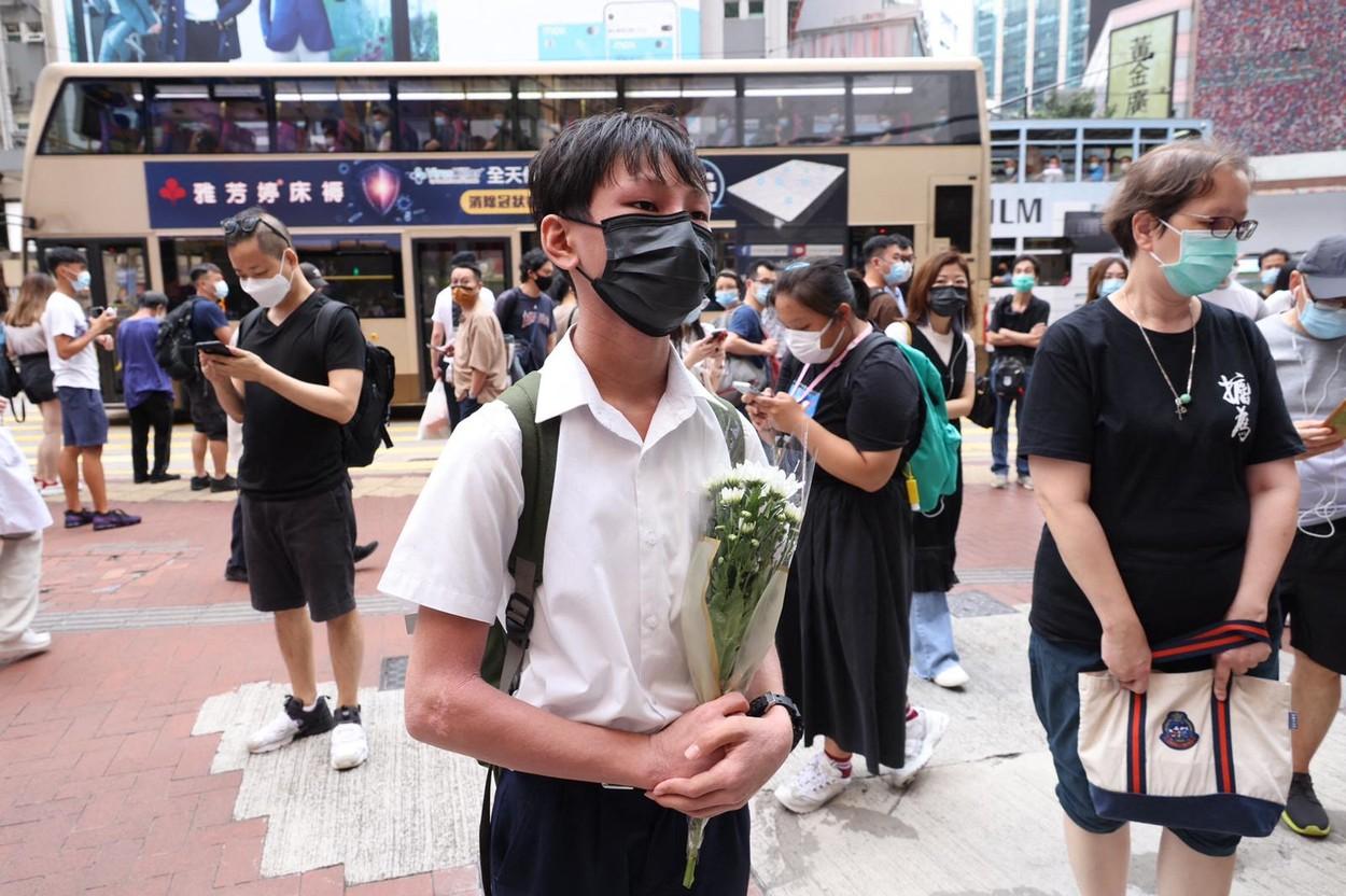 Locuitorii Hong Kong auadus omagii unui bărbat care a înjunghiat un poliţit