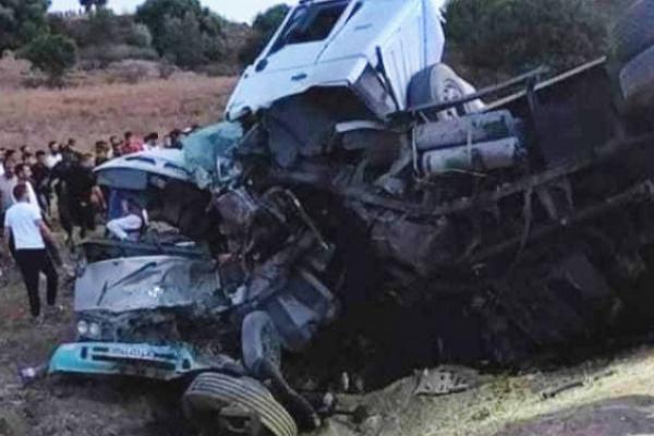 Cel puțin 18 morți, după ce un camion a intrat într-un autocar, în Algeria. Alte 11 persoane au fost rănite