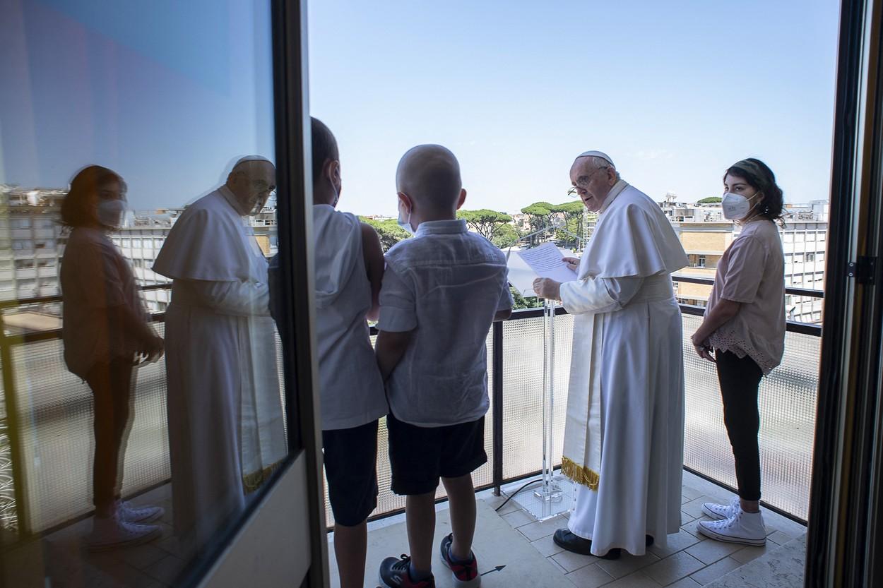 Papa Francisc a apărut în faţa credincioşilor pentru prima dată după operaţie