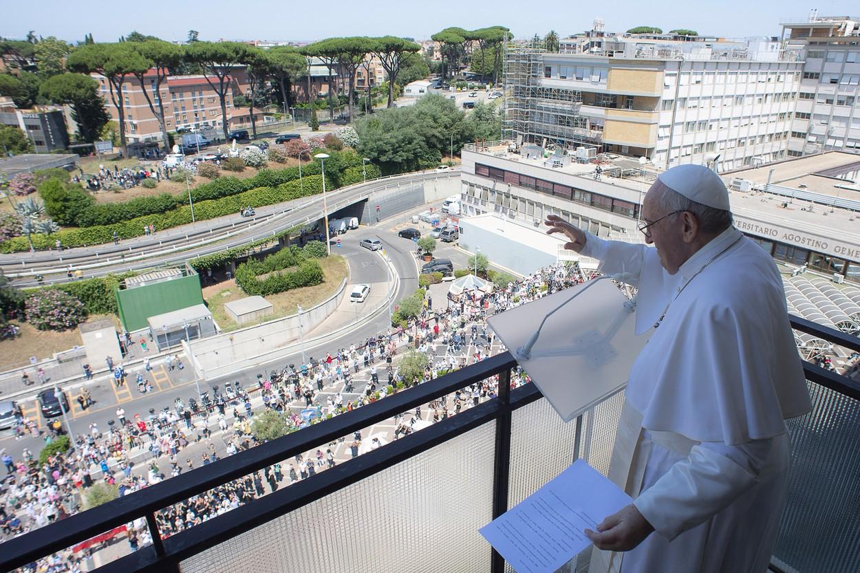 Papa Francisc a apărut în faţa credincioşilor pentru prima dată după operaţie