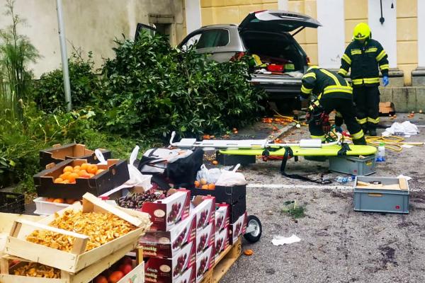 Un bătrânel de 87 de ani din Austria a încurcat pedalele maşinii şi a intrat într-o piaţă. 13 persoane sunt rănite