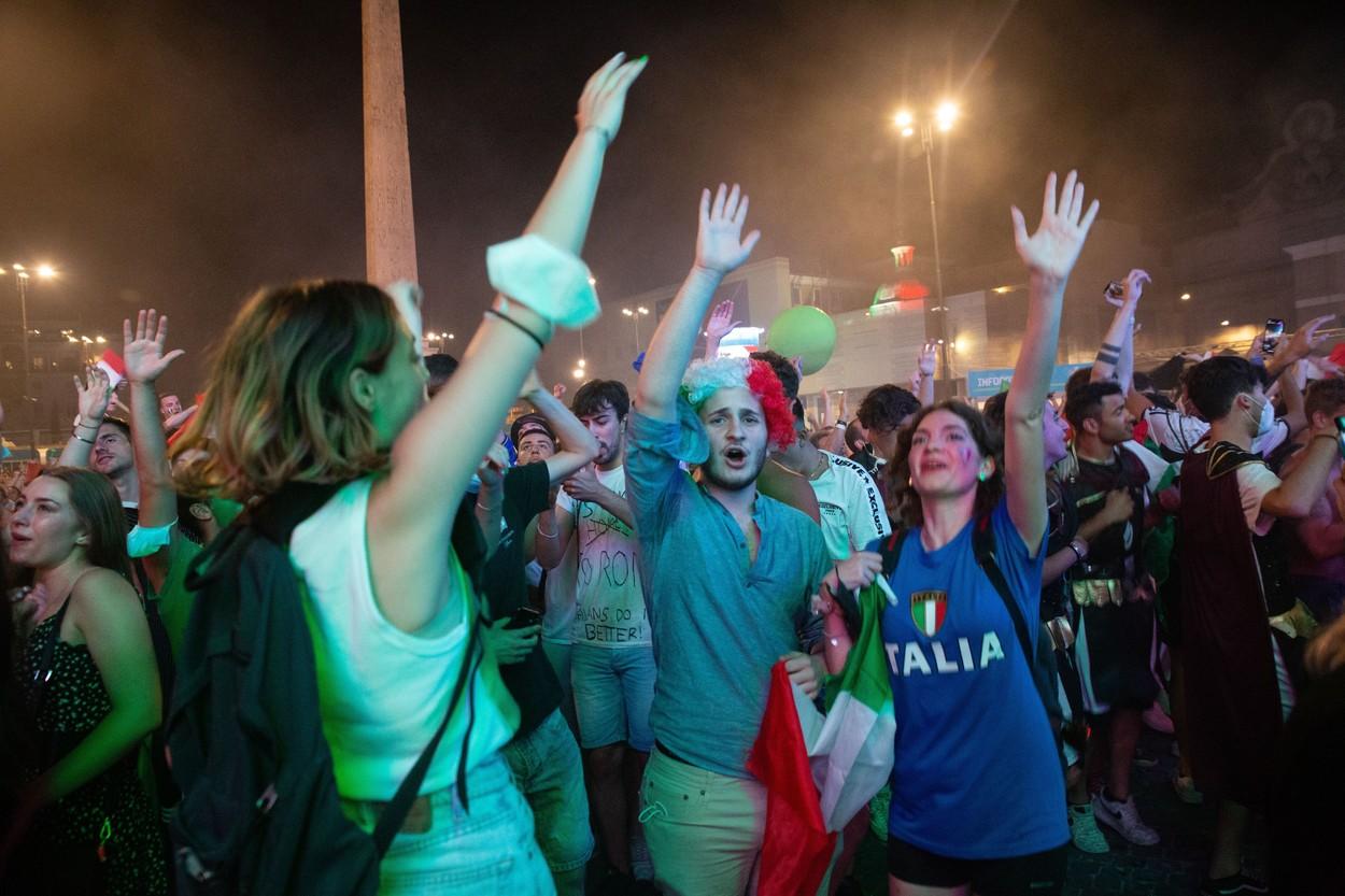 Fanii italieni au început petreceri de stradă în toată țara imediat după loviturile de pedeapsă