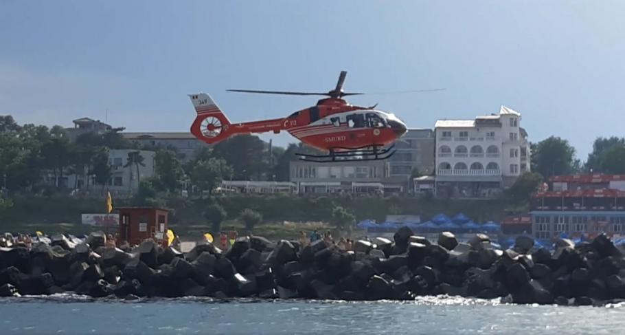 Băiețel de 7 ani, scos din apă de salvamari, la Eforie Nord, după ce a căzut de pe o saltea gonflabilă. A fost preluat de elicopterul SMURD Elicopterul SMURD preia un băiețel de 7 ani căzut în apă adâncă, la Eforie Nord