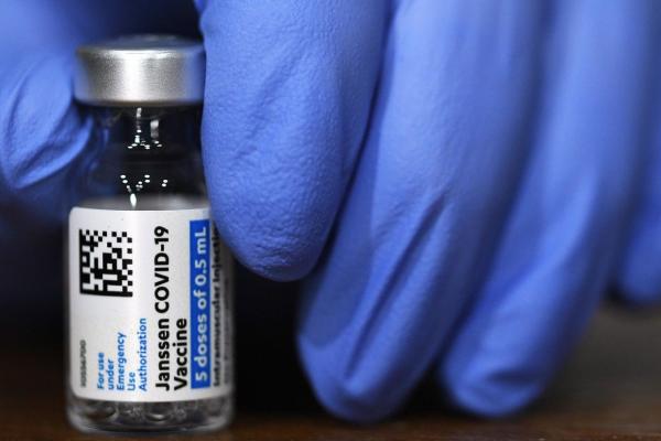 O fiolă de vaccin anti-Covid dezvoltat de Johnson & Johnson