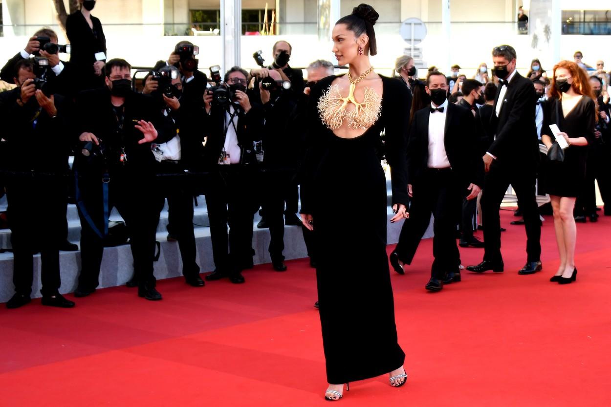 Apariţie spectaculoasă pe covorul roşu de la Cannes: Bella Hadid, într-o rochie neagră, nonconformistă