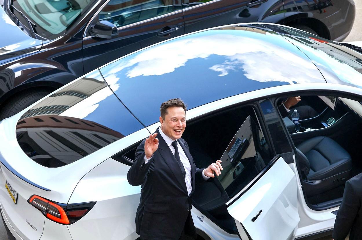 Elon Musk le-a spus judecătorilor că nu îi face plăcere să fie CEO-ul Tesla: "Am fost nevoit, altfel compania ar fi murit" Elon Musk le-a spus judecătorilor că nu îi face plăcere să fie CEO-ul Tesla: "Am fost nevoit, altfel compania ar fi murit"