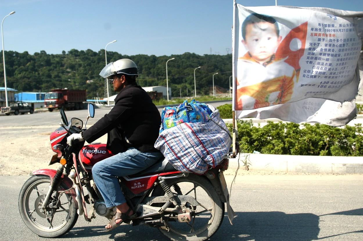 Bărbatul a străbătut peste 500.000 de kilometri cu speranţa că-şi va regăsi copilul, în China
