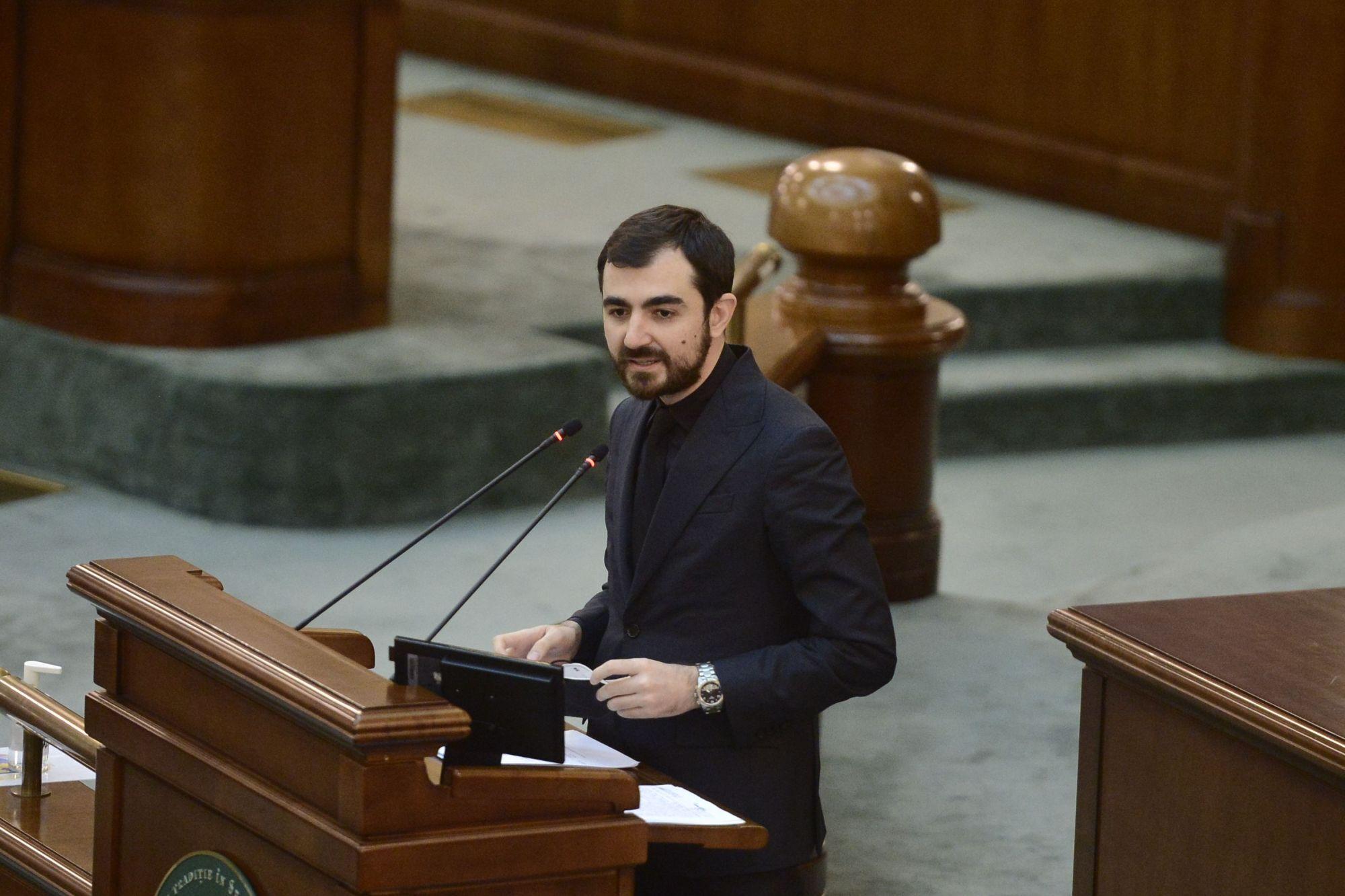 Claudiu Năsui anunță reduceri masive de personal la Ministerul Economiei: ”Nu este nevoie de atâția șefi și directori” Claudiu Năsui anunță reduceri masive de personal la Ministerul Economiei: ”Nu este nevoie de atâția șefi și directori”