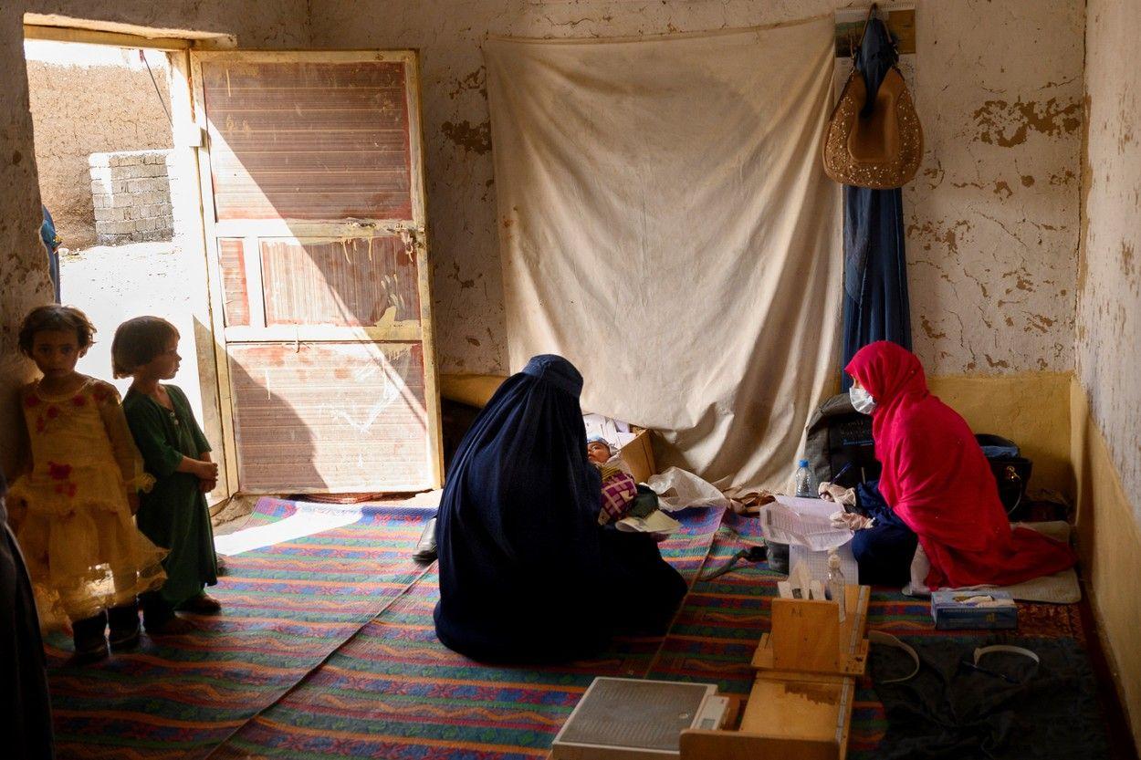 Femei cu hijab în Afganistan