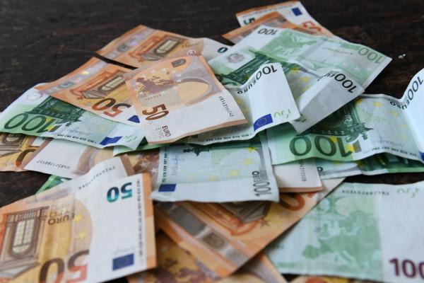 Euro a ajuns la un nou maxim istoric faţă de leu