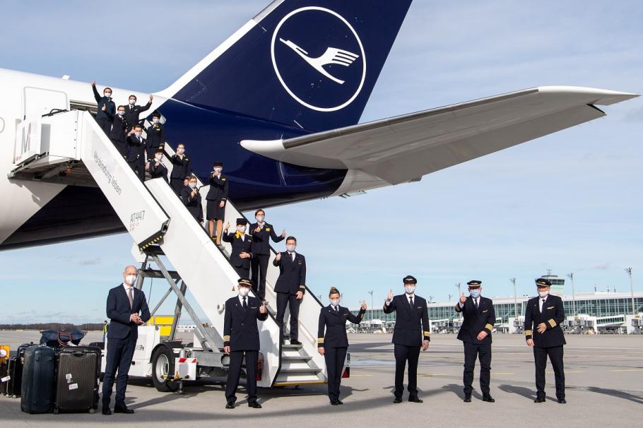 Angajaţii Lufthansa îşi modifică sistemul de exprimare la bordul avioanelor Angajaţii Lufthansa îşi modifică sistemul de exprimare la bordul avioanelor
