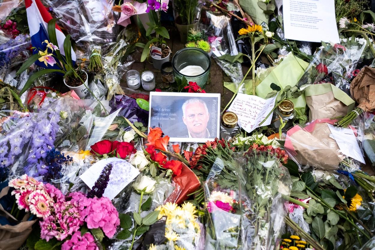 Altar de flori si lumânări pentru jurnalistul impuscat