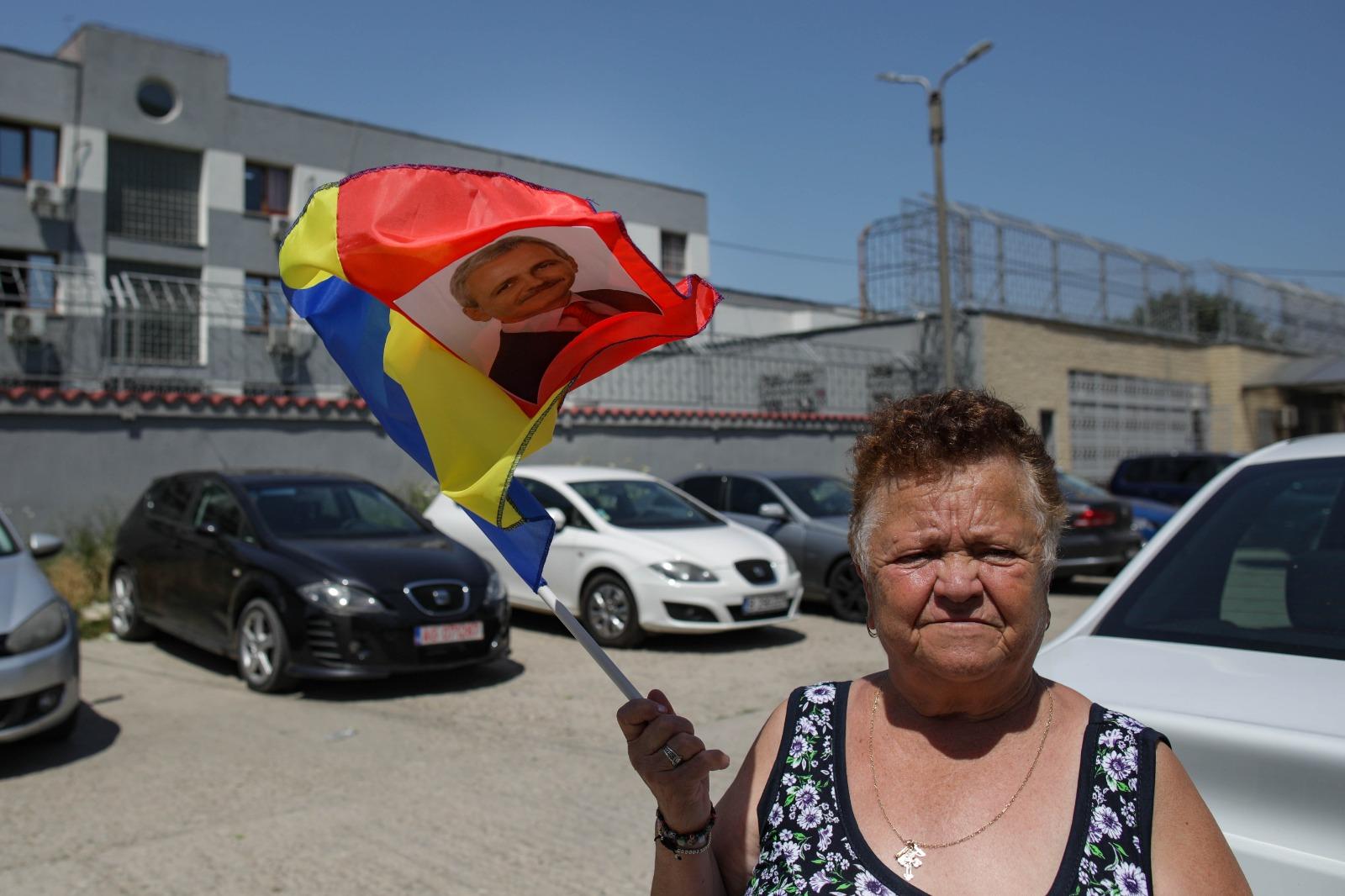Liviu Dragnea, întâmpinat la Rahova de câțiva susținători cu pancarte care scandează ”Libertate!”