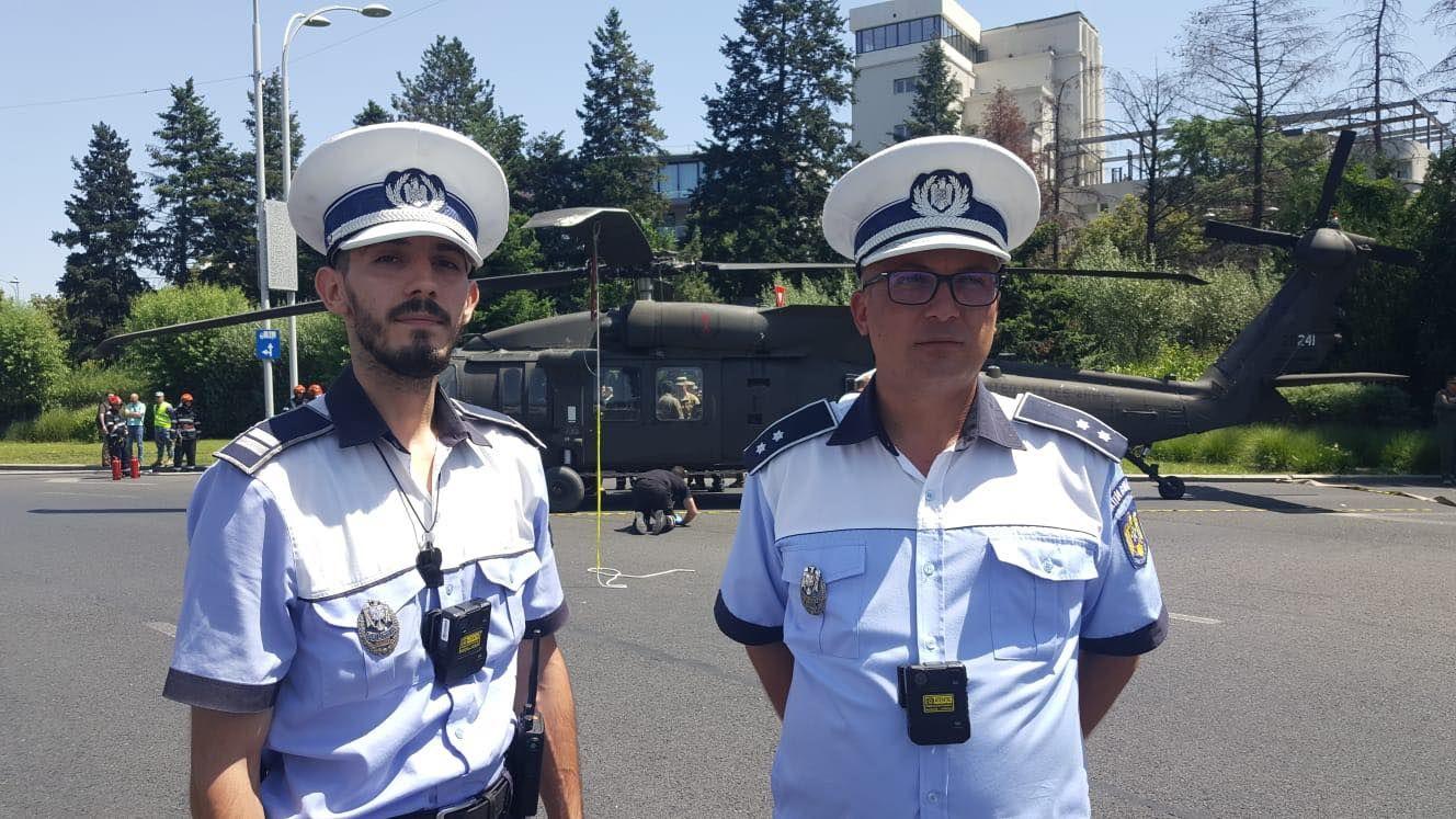 Ei sunt polițiștii care au blocat traficul în intersecţia Charles de Gaulle, când au văzut că elicopterul zboară prea aproape de sol Ei sunt polițiștii care au blocat traficul în intersecţia Charles de Gaulle, când au văzut că elicopterul zboară prea aproape de sol