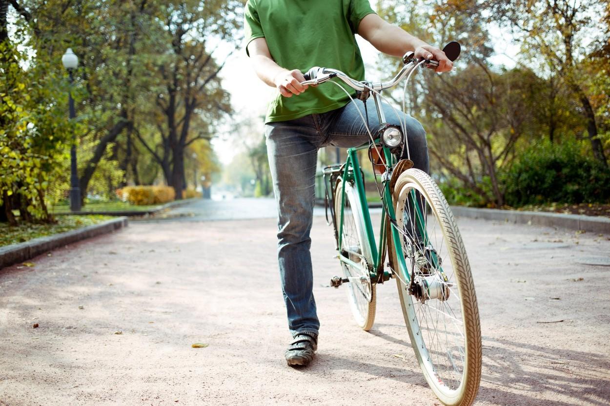 Mai multe femei din Capitală, agresate sexual de un tânăr de 25 de ani, aflat pe bicicletă. Acestea le lovea în zonele intime Mai multe femei din Capitală, agresate sexual de un tânăr de 25 de ani, aflat pe bicicletă. Acestea le lovea în zonele intime
