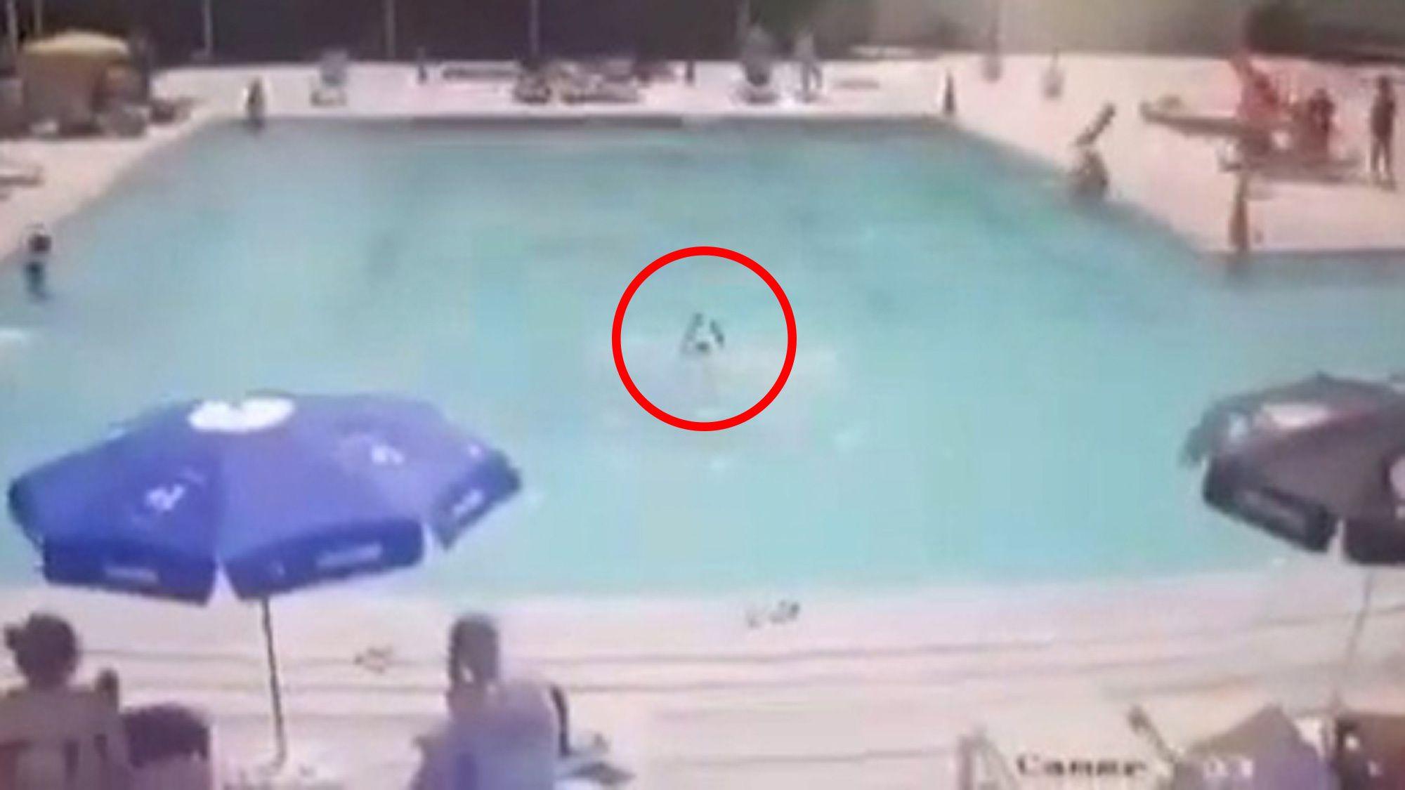 Un băieţel a murit înecat în piscină, în faţa părinţilor care nu i-au văzut semnele disperate după ajutor