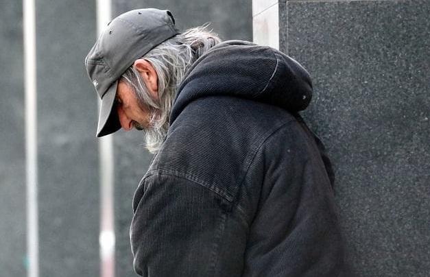 Gest impresionant al unui om al străzii din Botoşani. A găsit peste 20.000 de lei la gunoi şi şi-a permis să cheltuiască 10 lei: pentru a lua un taxi până la secţia de poliţie Gest impresionant al unui om al străzii din Botoşani. A găsit peste 20.000 de lei la gunoi şi şi-a permis să cheltuiască 10 lei: pentru a lua un taxi până la secţia de poliţie
