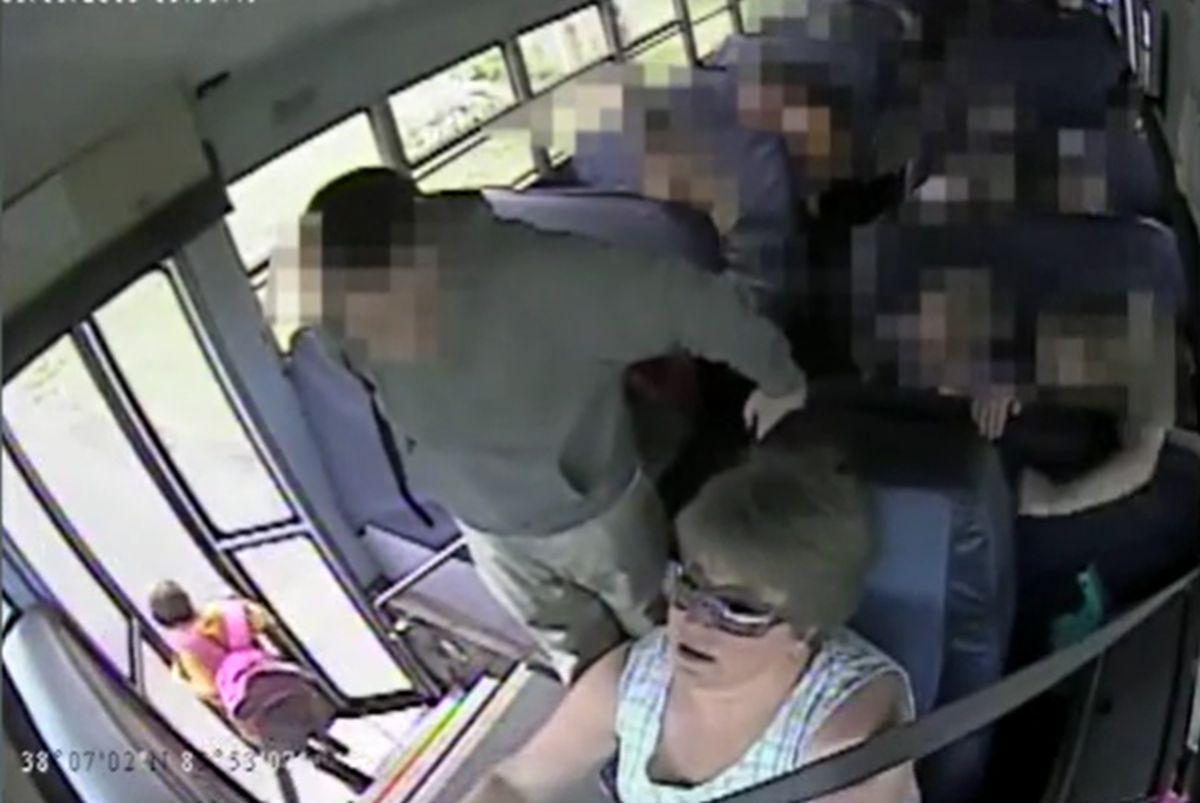 Momentul dramatic în care șoferița unui autobuz școlar târăște o fetiță de 6 ani de-a lungul drumului, cu ghiozdanul prins între uși Momentul dramatic în care șoferița unui autobuz școlar târăște o fetiță de 6 ani de-a lungul drumului, cu ghiozdanul prins între uși