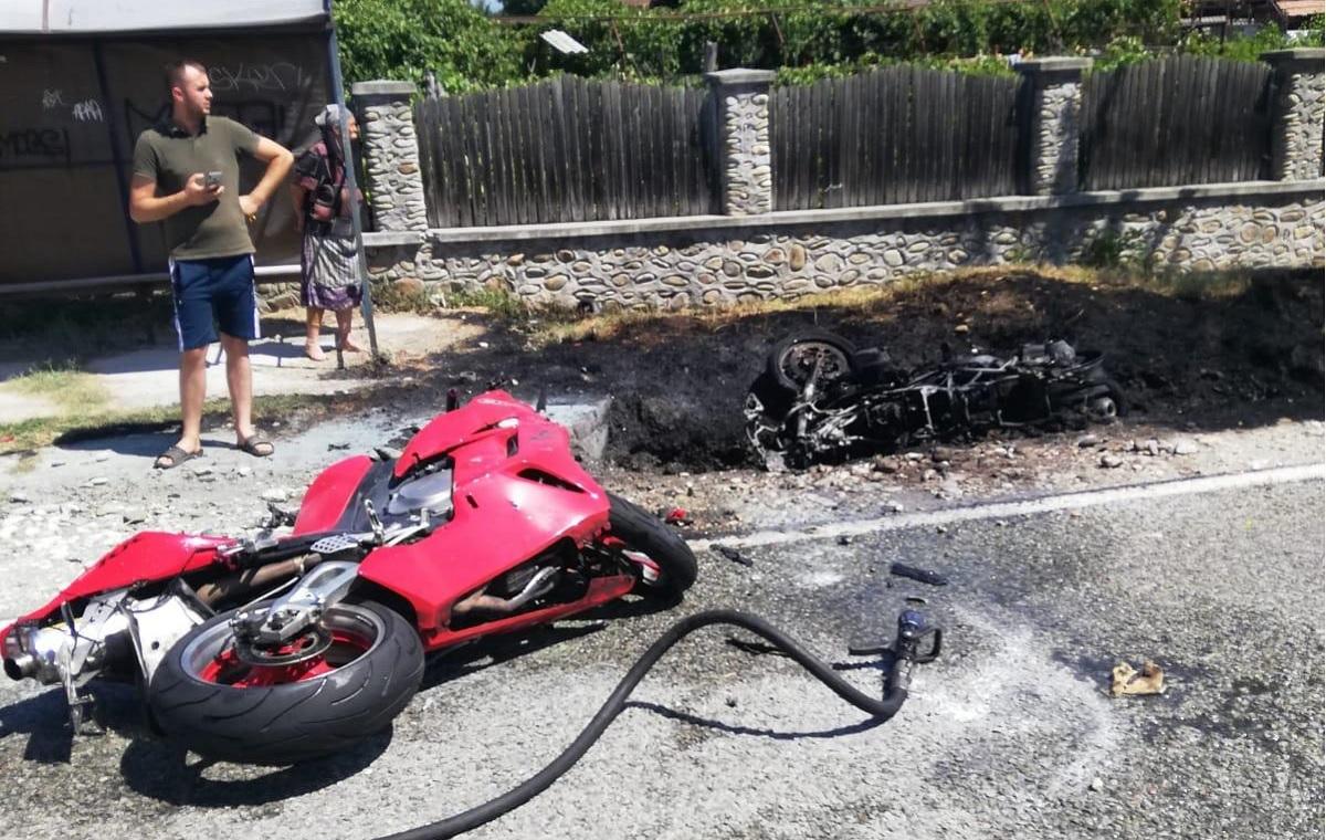 Două motociclete s-au făcut praf, iar trei persoane au fost rănite, în urma unui accident produs în Gorj Una dintre motocicletele implicate în accidentul din Gorj a luat foc