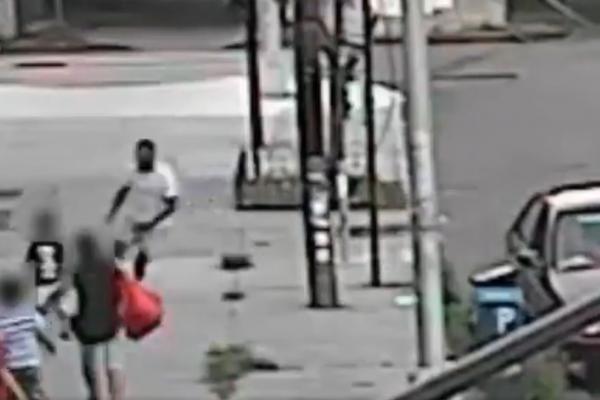 Imagini cu un bărbat care fură un băiețel de cinci ani din fața mamei sale și îl bagă cu forța într-o mașină