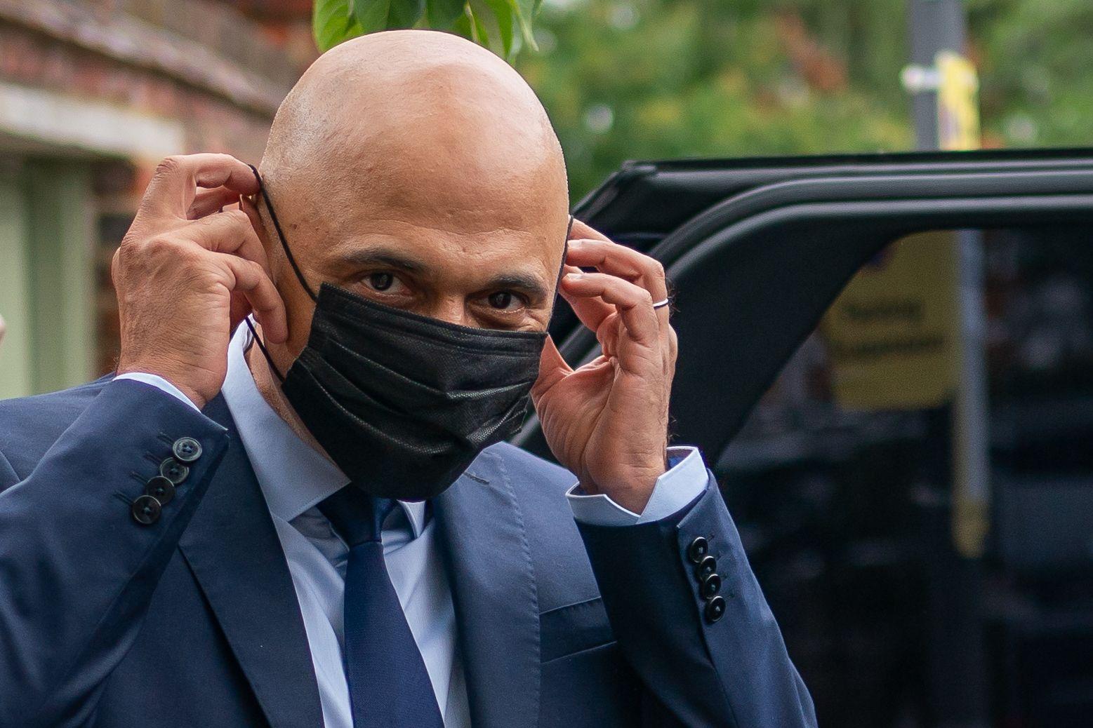 Ministrul britanic al Sănătăţii, vaccinat anti-Covid, a aflat că este infectat cu SARS-CoV-2 Sajid Javid își aranjează o mască de protecție pe față