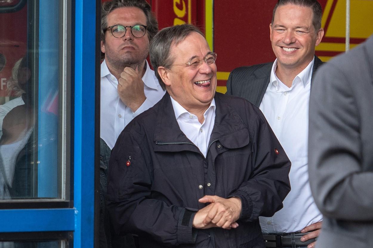 Val de revoltă în Germania după ce omul creditat cu cele mai mari şanse de a-i lua locul Angelei Merkel a fost surprins într-o zonă devastată de inundaţii - VIDEO Val de revoltă în Germania după ce omul creditat cu cele mai mari şanse de a-i lua locul Angelei Merkel a fost surprins într-o zonă devastată de inundaţii - VIDEO