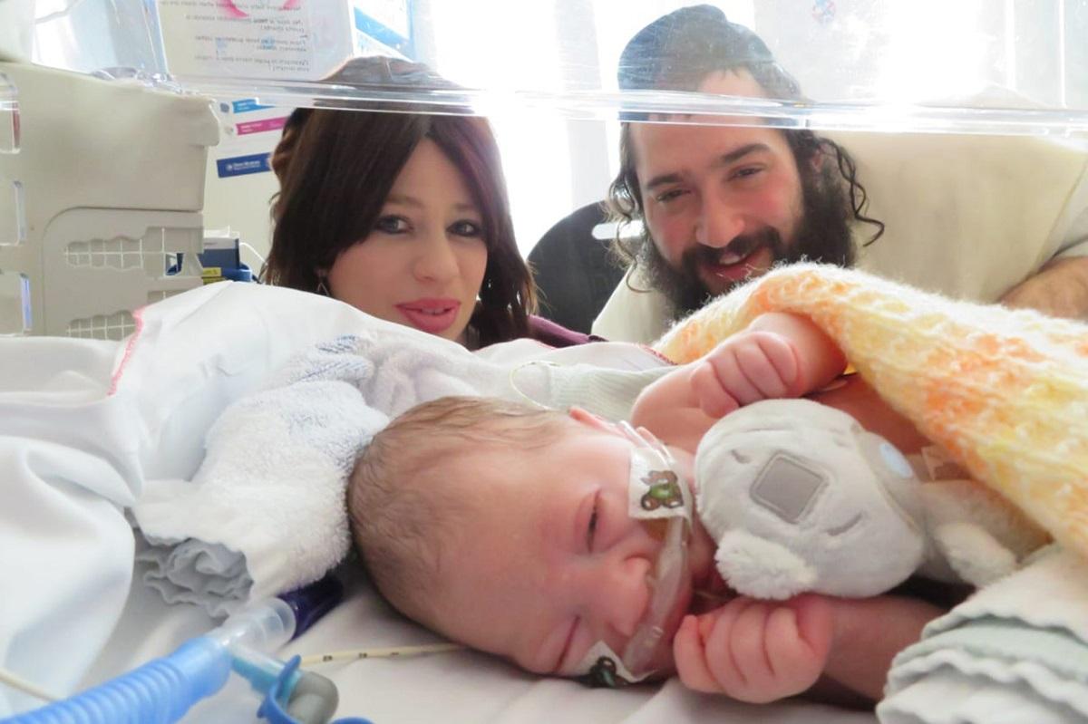 Tatăl, Abraham Fixsler, alături de mama şi fiica, Alta, în spital