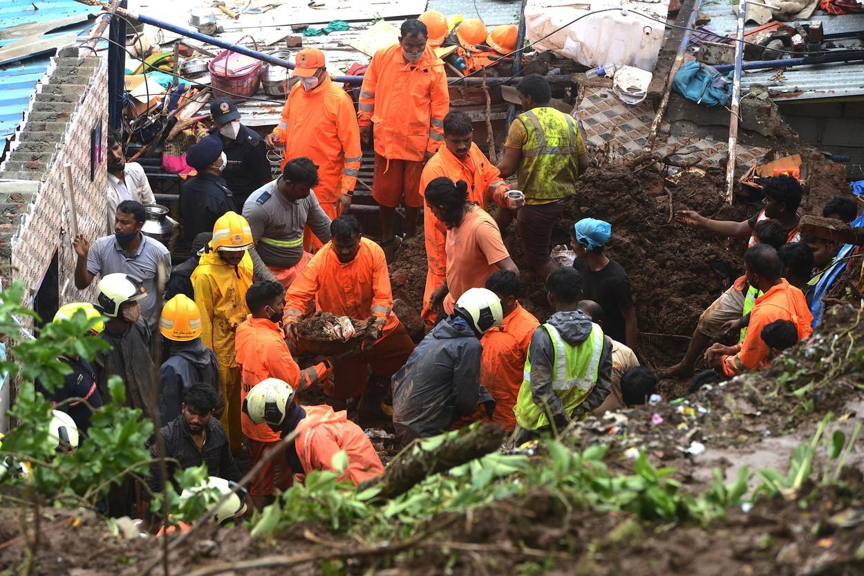Salvatorii caută supravieţuitori, după ce mai multe case s-au prăbuşit în urma unor alunecări de teren, în Mumbai