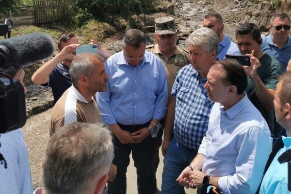 Premierul Florin Cîţu, în vizită în zonele inundate din judeţul Alba, promite sprijin financiar comunităţilor afectate