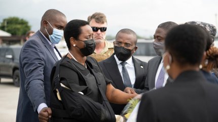 Martine Moise, cu vestă antiglonț pe aeroport