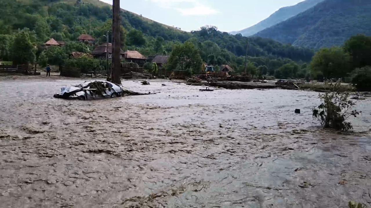 Bilanţul inundaţiilor din judeţul Alba, anunţat de Ministerul de Interne: 300 de persoane au fost evacuate şi 120 de case distruse Bilanţul inundaţiilor din judeţul Alba, anunţat de Ministerul de Interne: 300 de persoane au fost evacuate şi 120 de case distruse