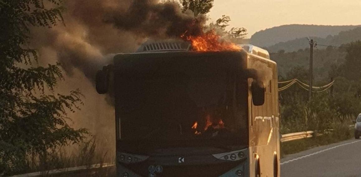 Un autobuz electric a luat foc la ieşirea din Dej. Călătorii au coborât imediat ce au sesizat fumul