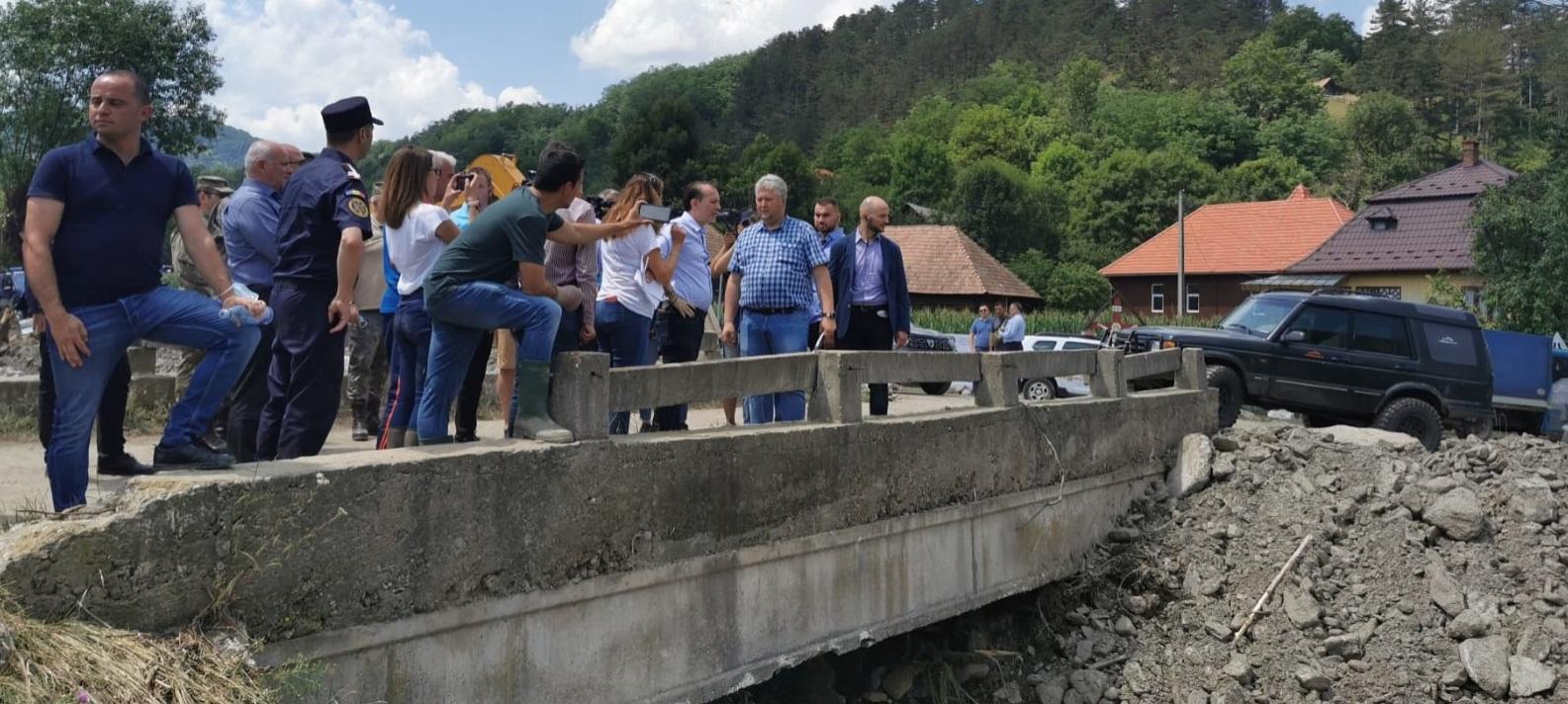 Un cetăţean l-a pus în dificultate pe Florin Cîţu, venit să constate dezastrul provocat de inundaţii: "Gândiţi-vă dacă vine o viitură pe barajul exploatării cu cianuri de la Roșia Montană" Un cetăţean l-a pus în dificultate pe Florin Cîţu, venit să constate dezastrul provocat de inundaţii: "Gândiţi-vă dacă vine o viitură pe barajul exploatării cu cianuri de la Roșia Montană"